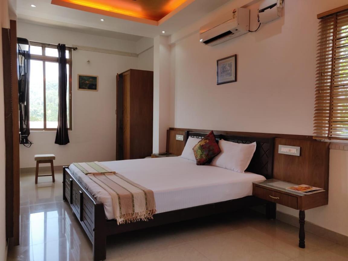 Hotel Mudra Midtown Suites & Rooms Kalasa Екстериор снимка
