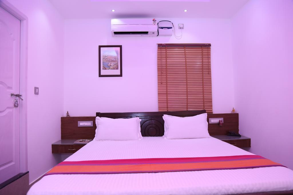 Hotel Mudra Midtown Suites & Rooms Kalasa Екстериор снимка